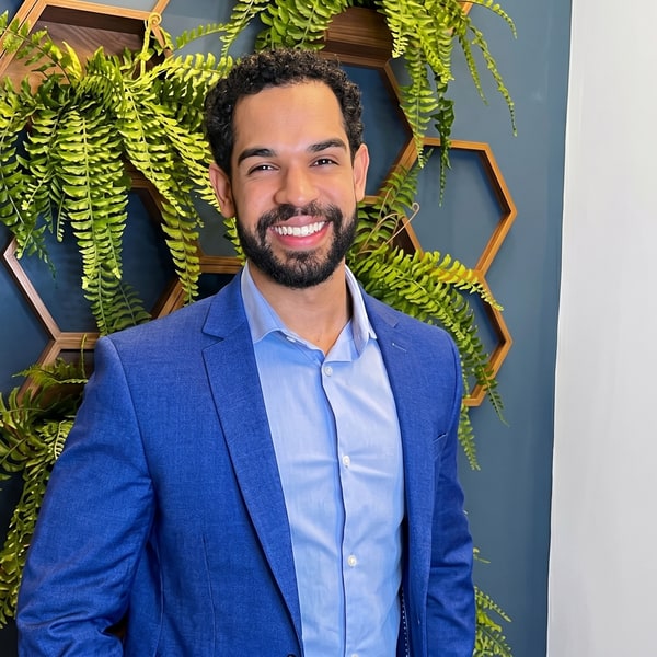 Dr. Lucas Salvador
